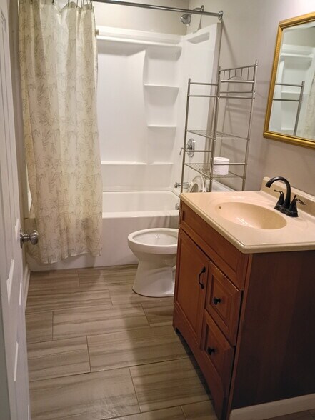 Building Photo - 450 W Chestnut St