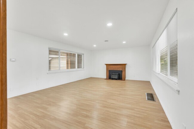 Building Photo - 1020 Seamas Ave