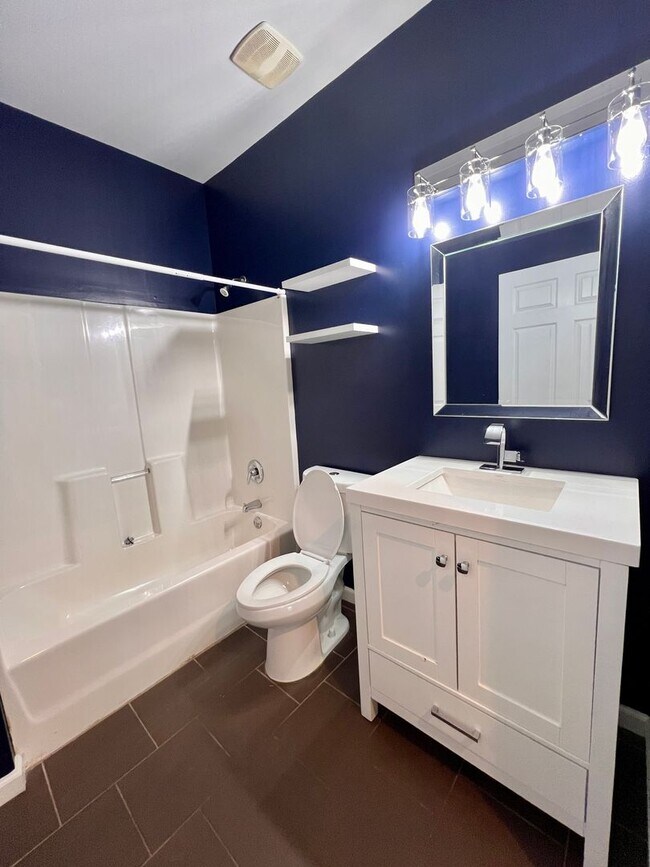 Building Photo - 6 Bed 4 Bath in West End