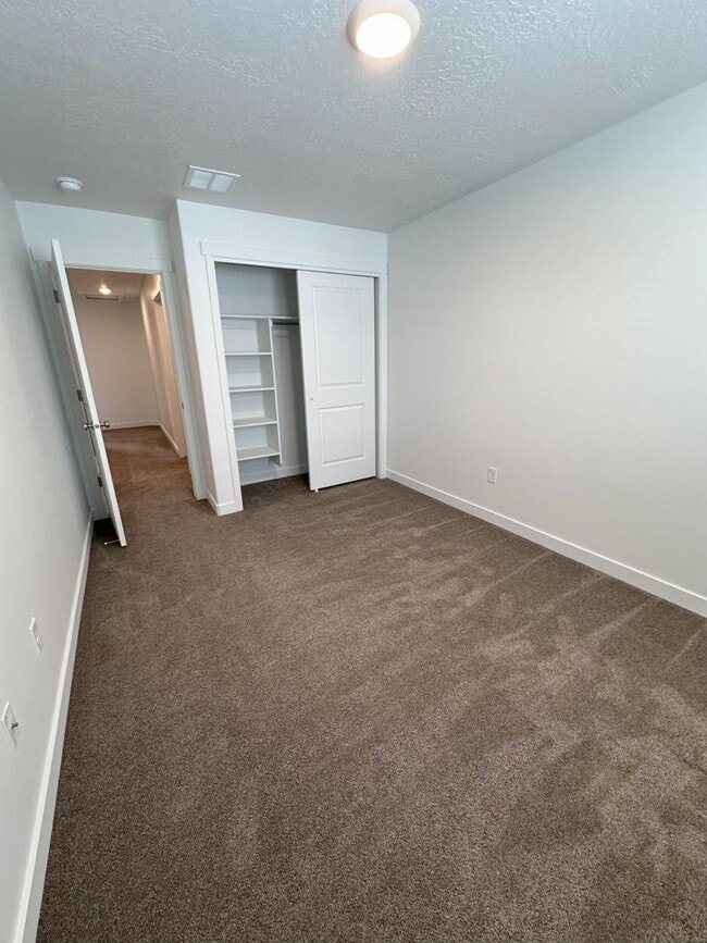 Building Photo - BEAUTIFUL 3-BEDROOM 2.5 BATH TOWNHOME FOR RENT