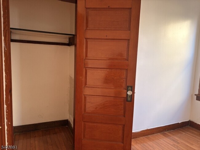 Building Photo - 35 Marsellus Pl