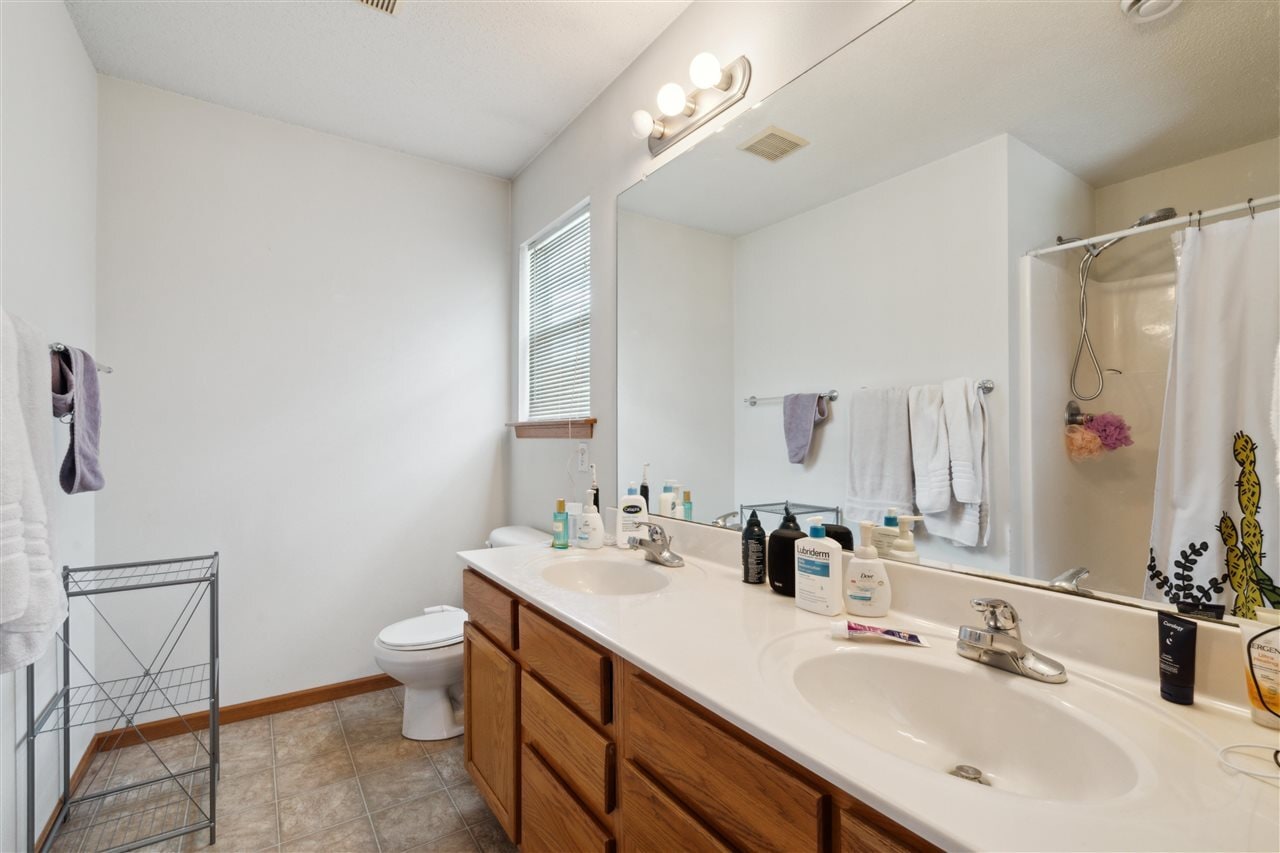 Building Photo - 533 E Goldfinch Dr