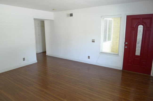 Building Photo - 2052 E Loraine St