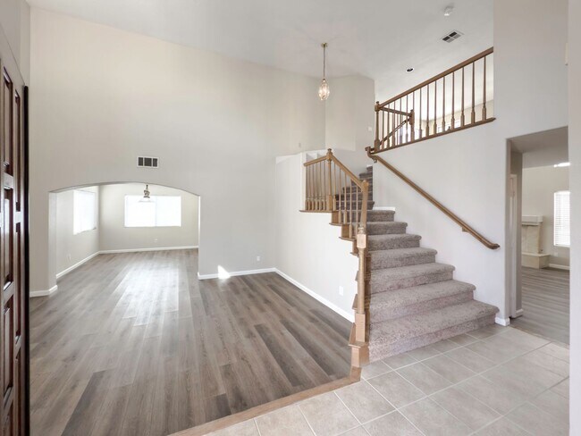 Building Photo - 4 BEDROOM / 3 CAR GARAGE MURRIETA HOME FOR...