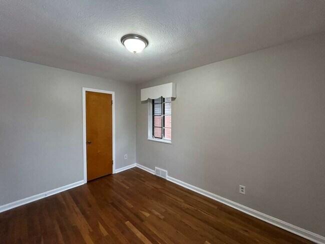 Building Photo - 19181 Lakeshore Blvd