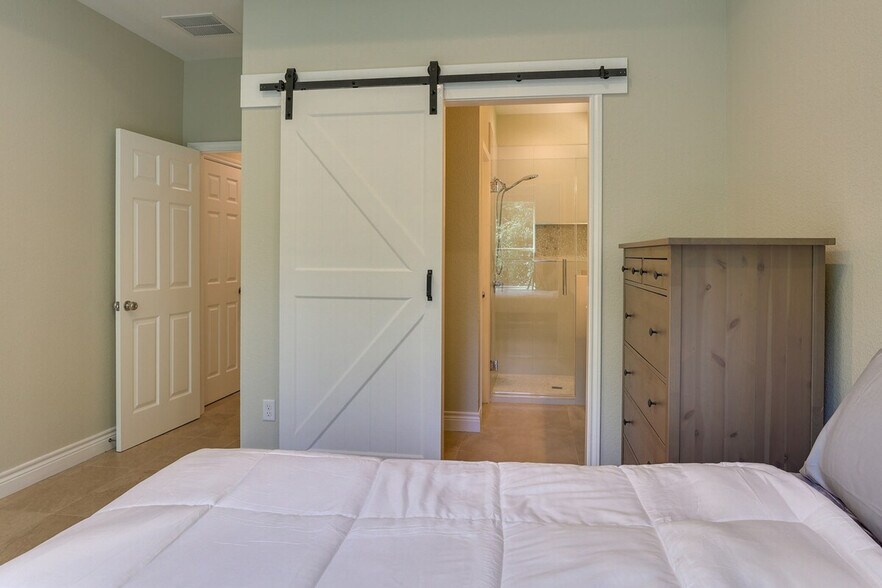 Building Photo - 11931 Lakeview Manor Dr