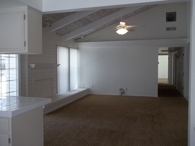 Building Photo - Executive style home in NW Fresno, In-grou...