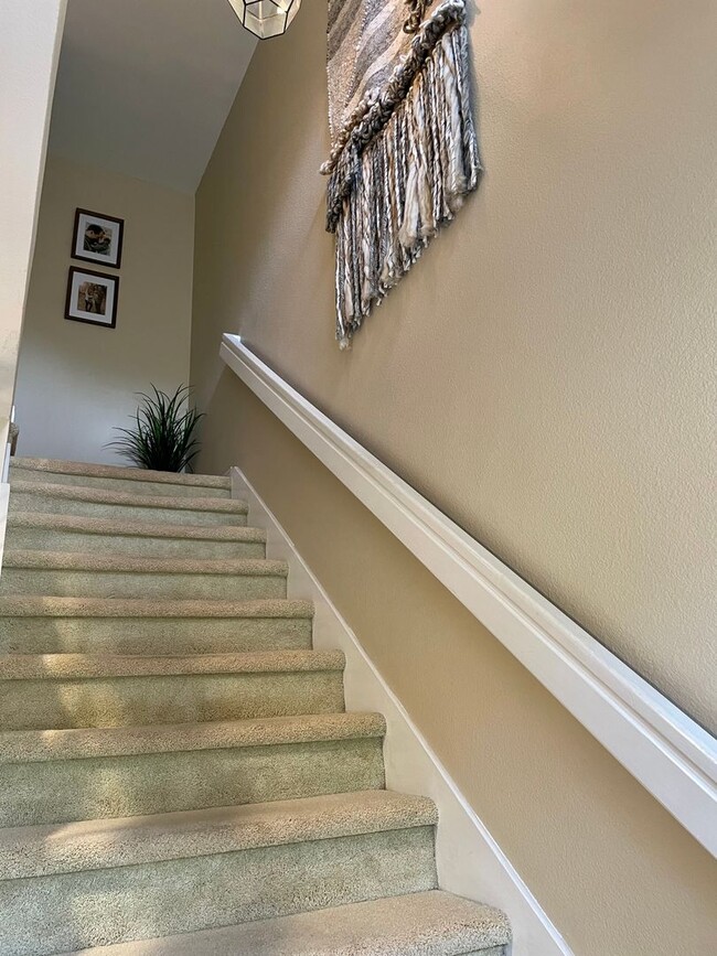Building Photo - Spacious 3 Bedroom 2.5 Bath Townhouse in C...
