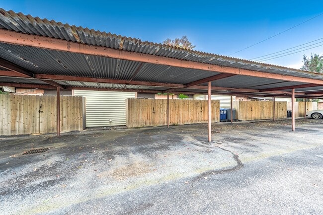 Building Photo - 1609 Mapleton Dr