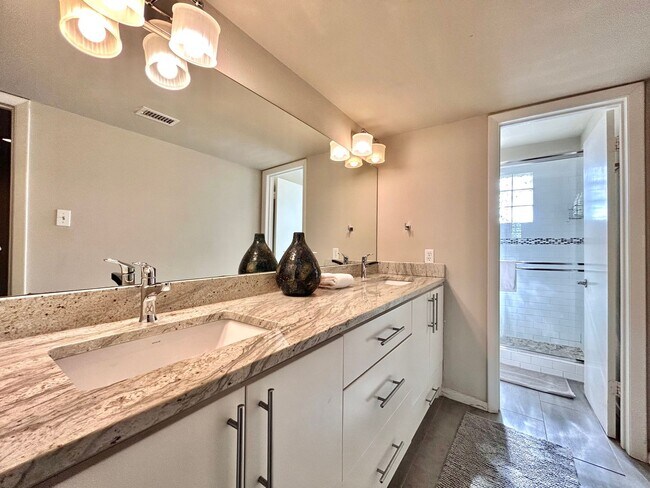 Building Photo - Luxury 1 Bed, 1.5 Bath Loft with Spectacular Downtown City Views