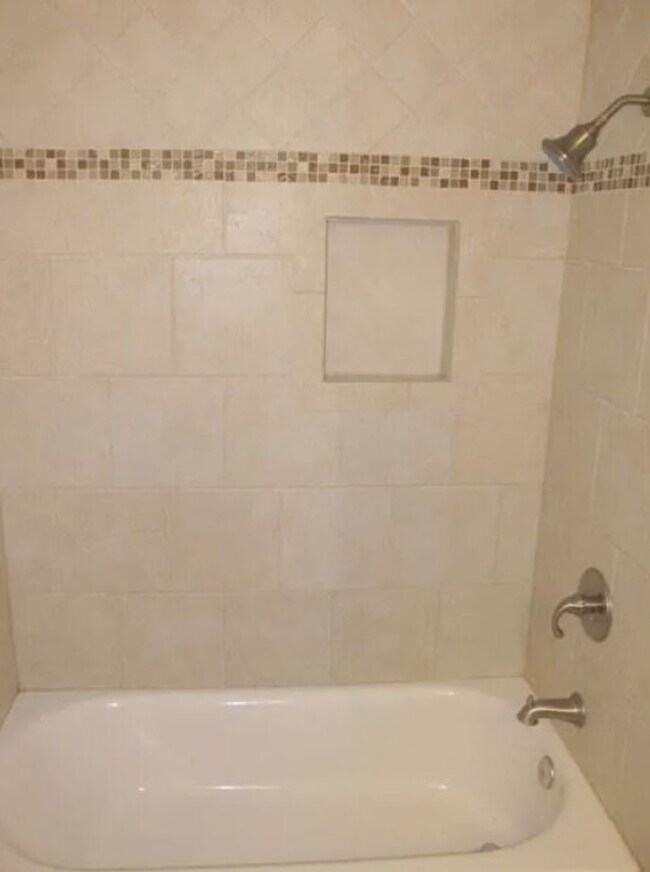 Building Photo - 3 Bedroom, 2 Bathroom Ground-Level Condo f...