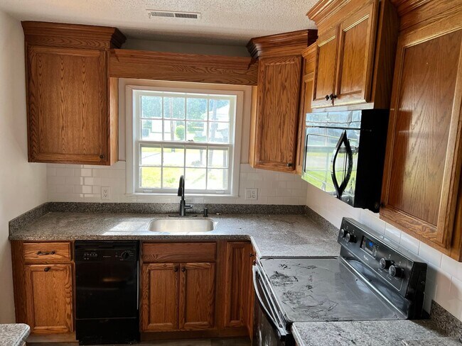 Building Photo - COMING SOON! 2/ 1 Home for Rent!