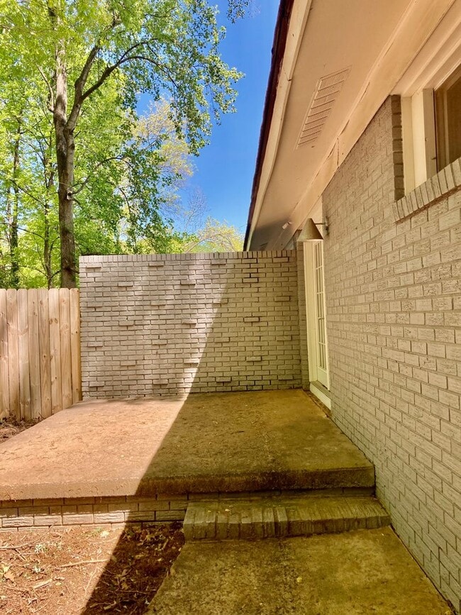 Building Photo - Impeccable 2 Bedroom, Fully Renovated in N...