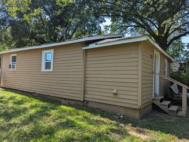 Building Photo - 1806 W Davidson Ave