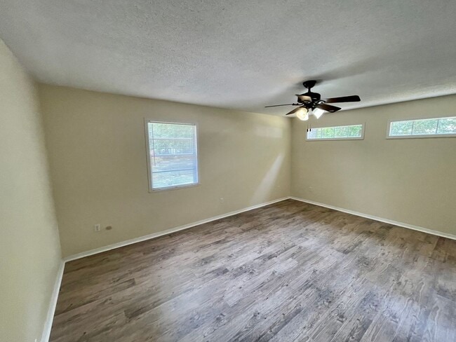 Building Photo - Convenient Location off Halls Mill