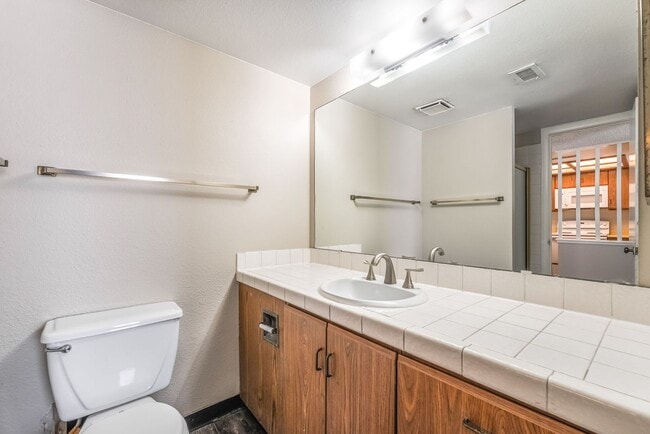 Building Photo - 2 Bedroom, 2 Bathroom Condo unit in a Gate...