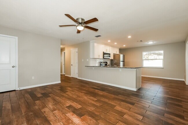 Building Photo - 3014 N Pineway Dr