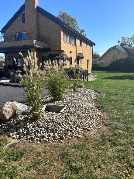 Building Photo - 547 N Broadway St