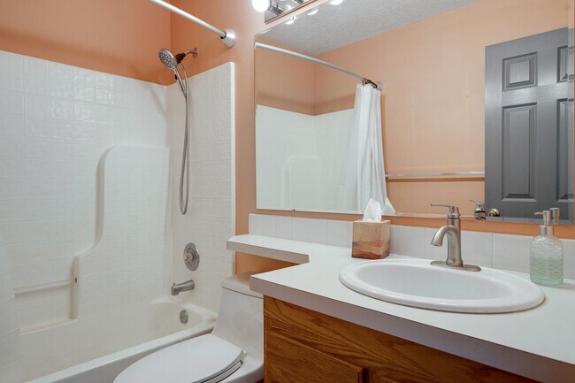 Building Photo - Furnished 3-Bedroom Home with Fenced Yard - Pet Friendly