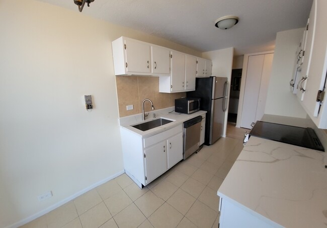 Building Photo - 5100 N Marine Dr