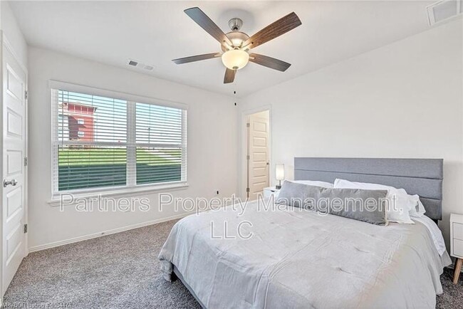 Building Photo - 1768 S Razorback Rd