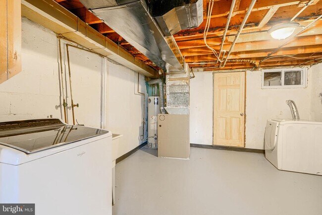 Building Photo - 6905 Bank St