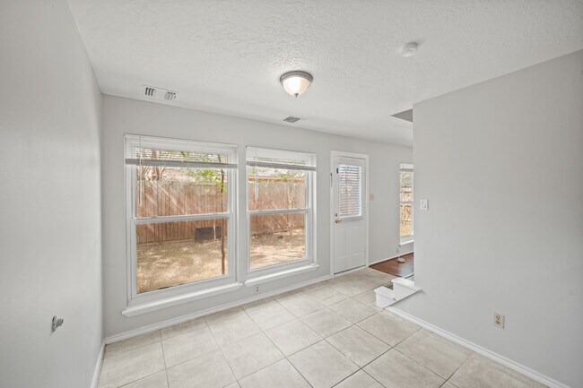 Building Photo - 10814 Sugar Hill Dr