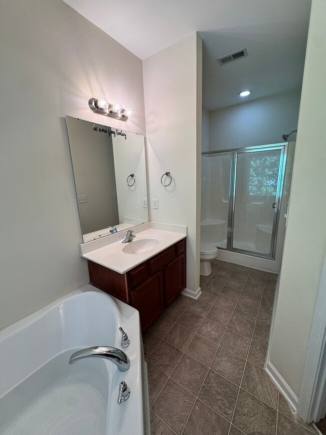 Building Photo - 2 Bed 2 Bath SPACIOUS Town Home! LOCATION LOCATION LOCATION!