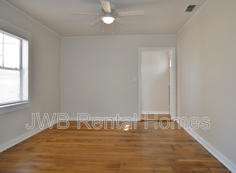 Building Photo - 916 Detroit St