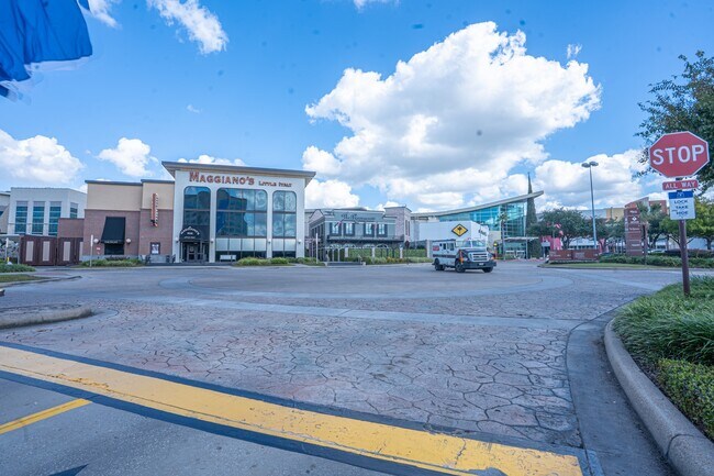 Building Photo - 928 Memorial Village Dr