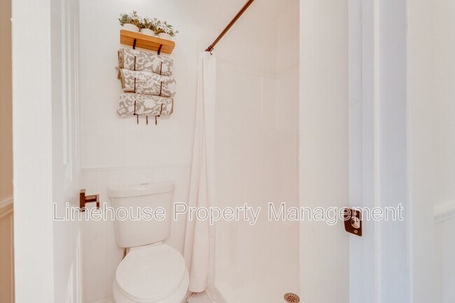 Building Photo - 749 Quesnel Dr