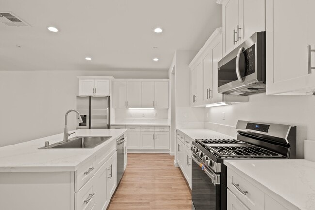 Building Photo - New Home in Gated Indian Palm Country Club