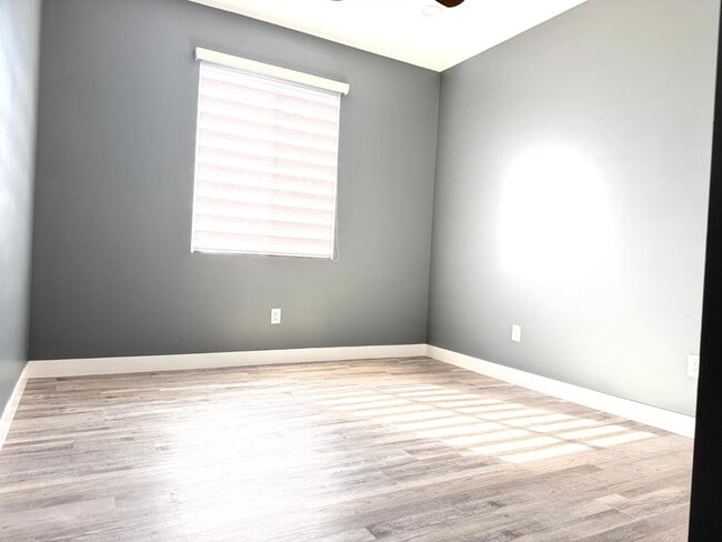 Building Photo - 1406 E Cinnabar Ave