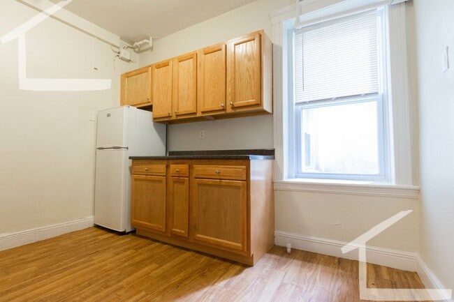Building Photo - 9/1 - No Fee! Split-style 3BR near Cleveland Circle!