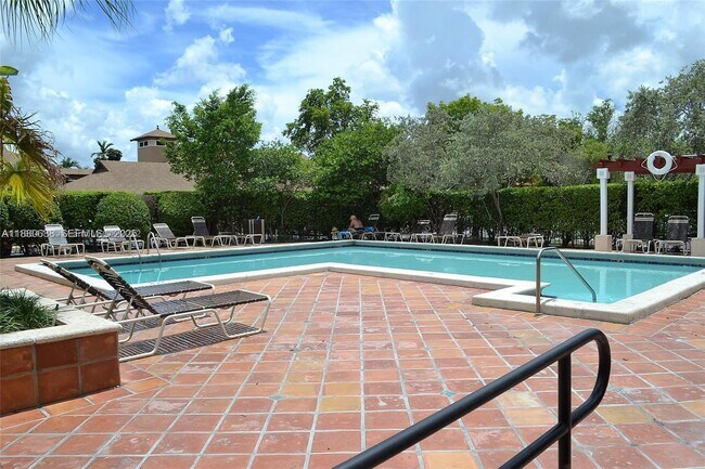 Building Photo - 10431 N Kendall Dr