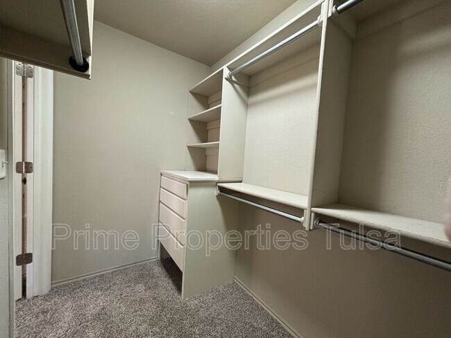 Building Photo - 10333 E 112th St S