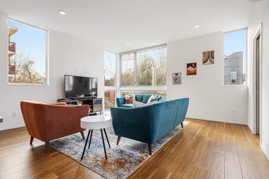 Building Photo - 2214 E Terrace St