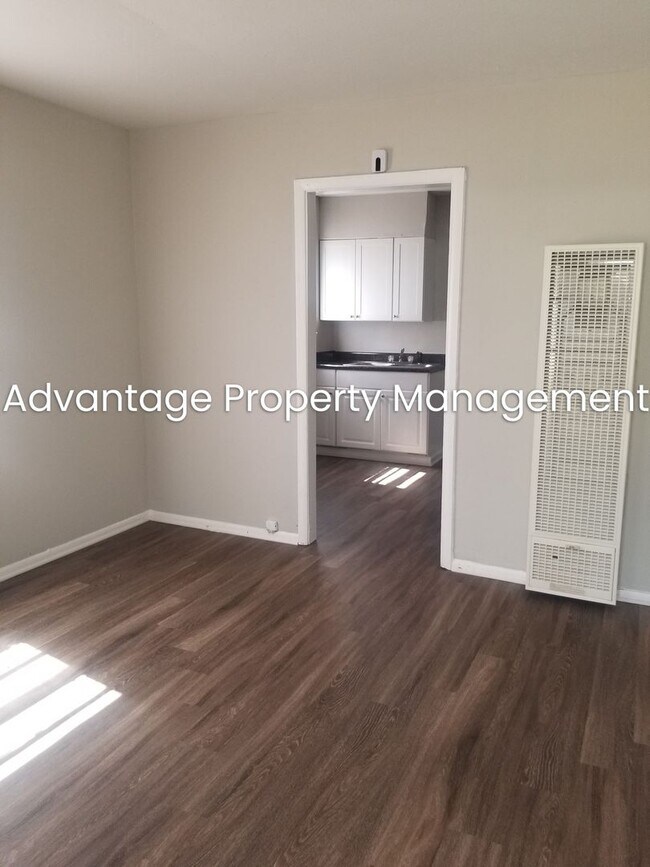 Building Photo - Come see this Newly Renovated Duplex In Hyde Park Area