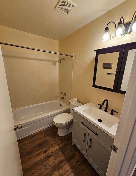 Building Photo - 200 SW Florence Ave