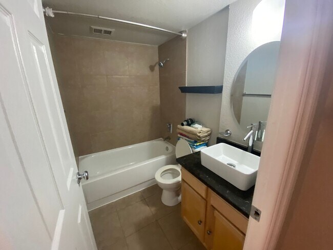 Building Photo - 1 bedroom High Rise Living Downtown