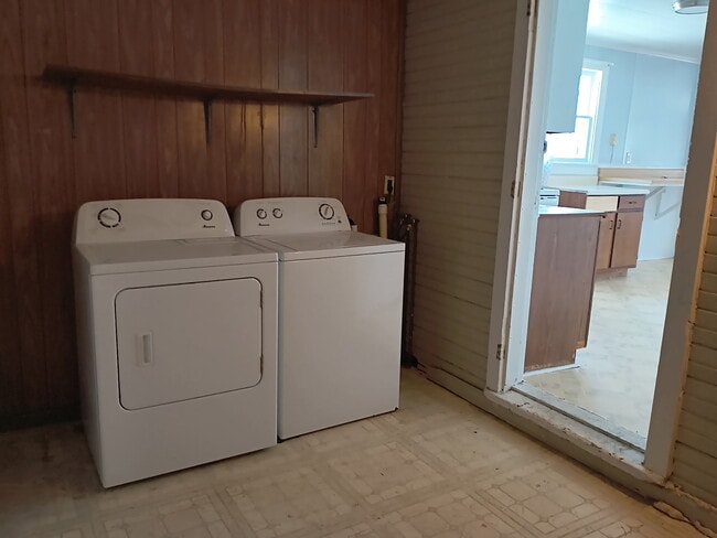 Building Photo - 415 E 35th St