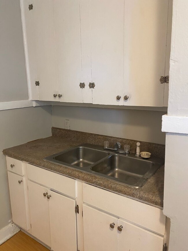Building Photo - 2 bedroom, 1 bath single family cottage av...