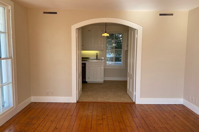 Building Photo - 12 Scholes Ln