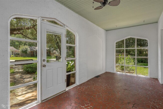 Building Photo - GORGEOUS 4/2.5 BROADMOOR HOME-ACROSS FROM DUCK POND PARK & LIBRARY