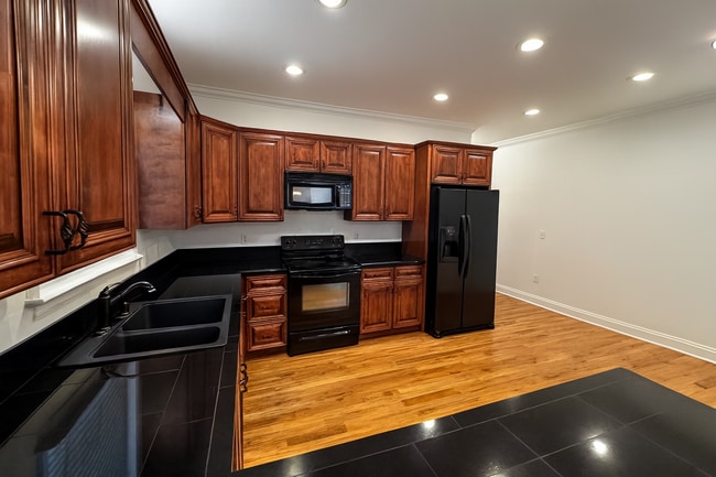 Building Photo - 736 River N Blvd