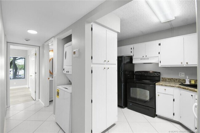 Building Photo - 1008 Green Pine Blvd