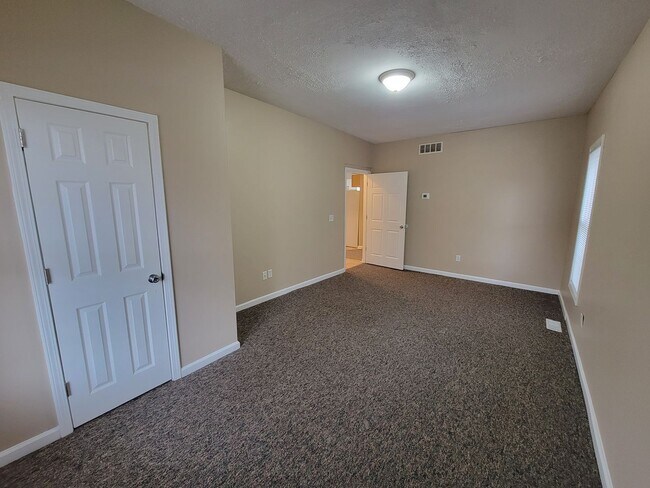Building Photo - 3 bed, 2 bath. Close to ND
