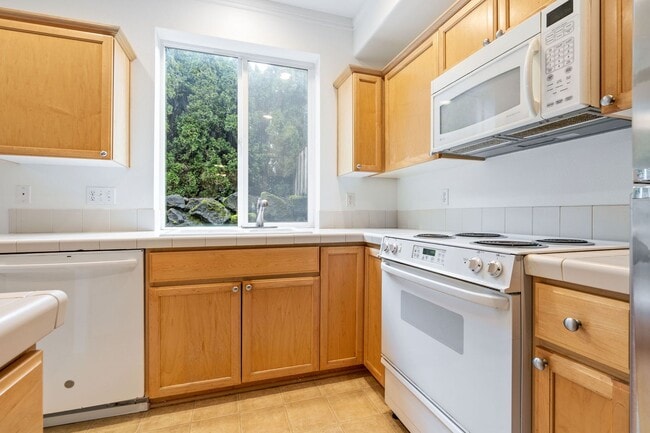 Building Photo - Beautiful Townhome in the Highly Desirable Oak Hills community!