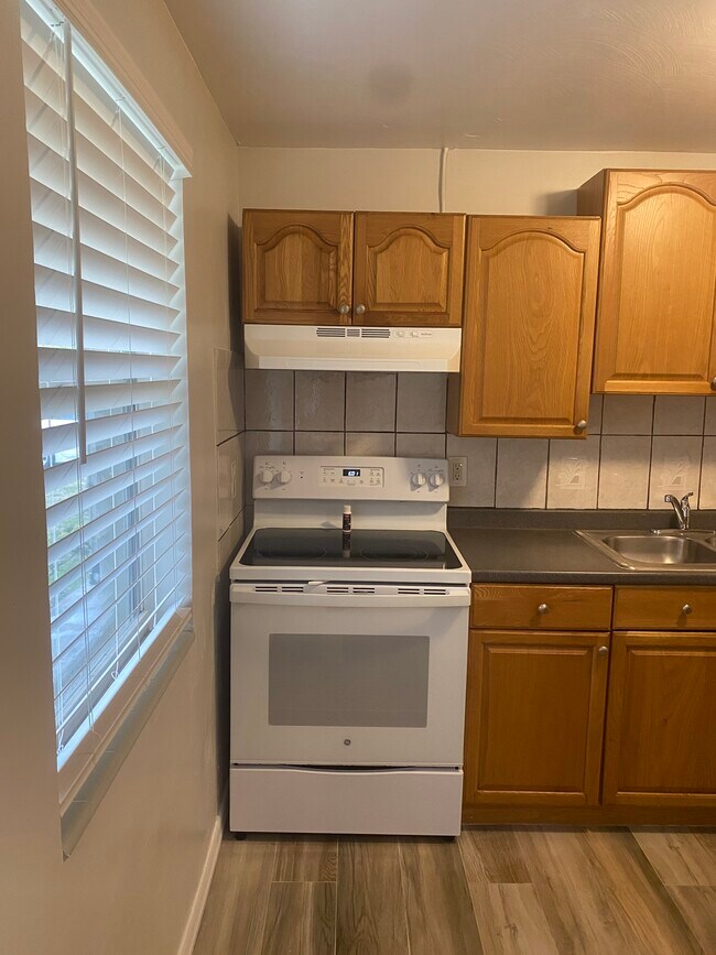Building Photo - 8485 Sunset Dr