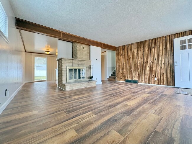 Building Photo - Renovated 3 Bed Home with Huge Yard & 2-Car Garage